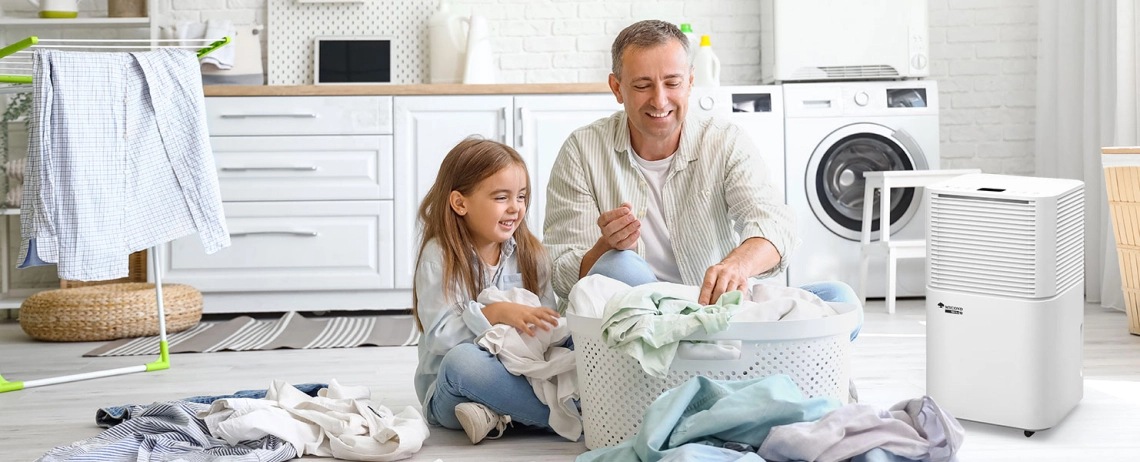 Vater und Tochter genießen die frische Luft mit dem MyCond TIBO Eco 10 Luftentfeuchter.