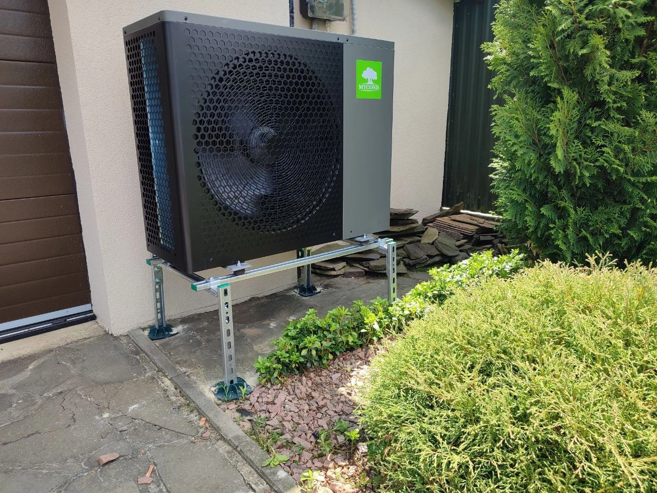 Wärmepumpe Mycond BeeHeat neben dem Haus