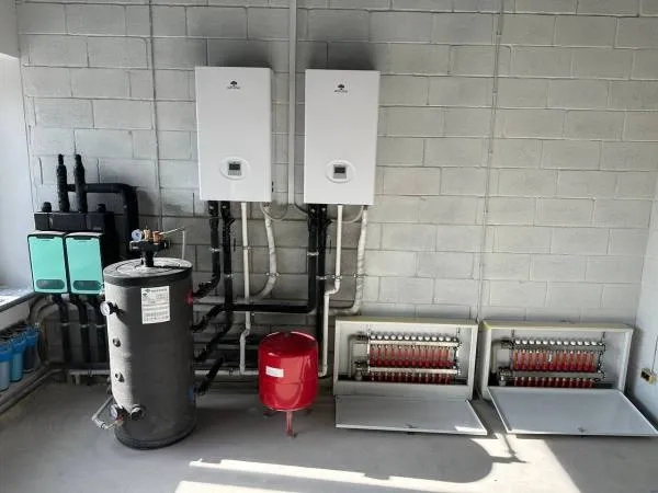Servicestation mit Mycond Split Wärmepumpen der BeeHeat Serie