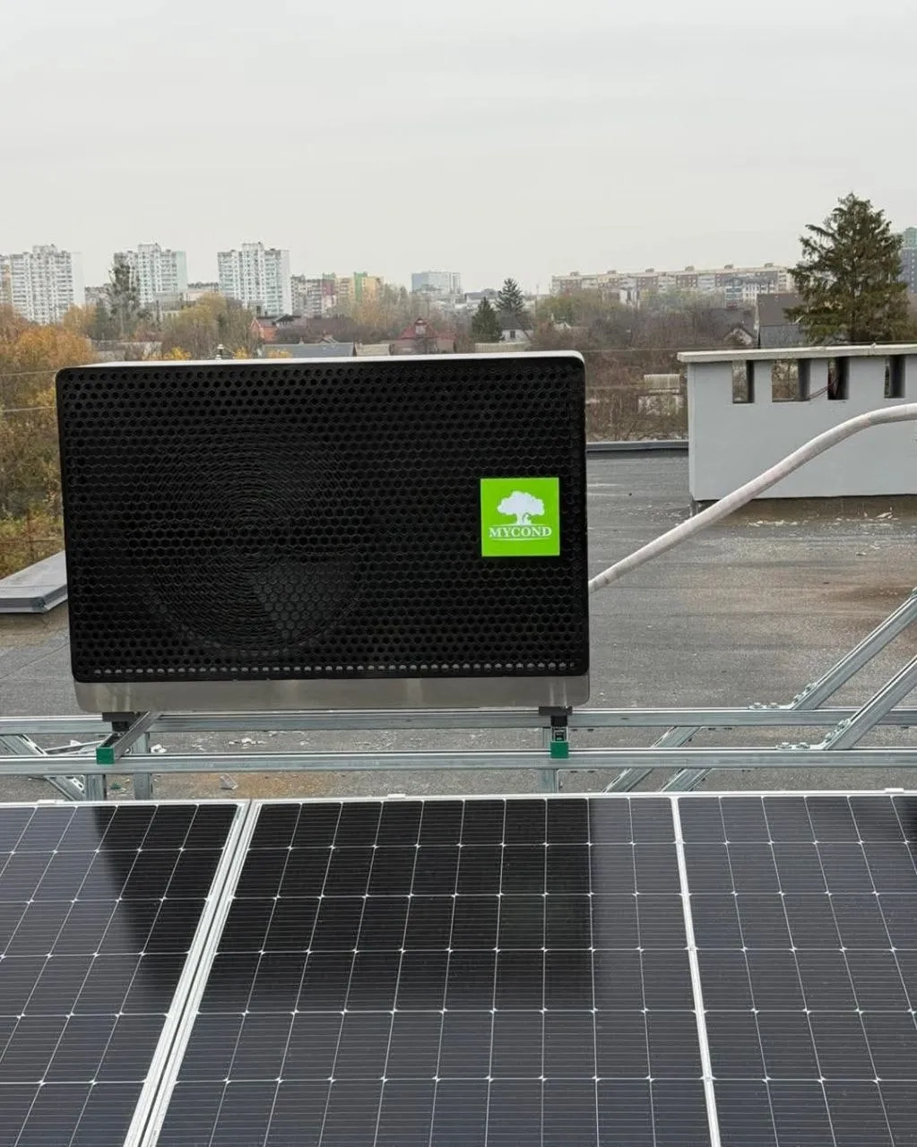 Gewerbliche Dachinstallation mit Mycond BeeSmart Wärmepumpe