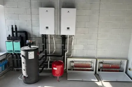 Servicestation mit Mycond Split Wärmepumpen der BeeHeat Serie