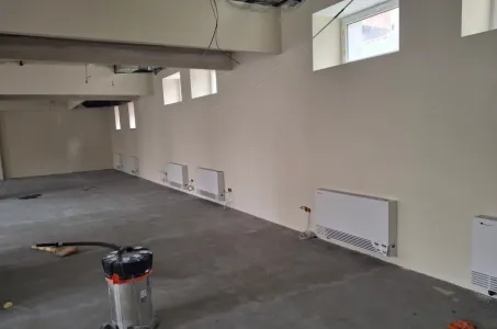 Industrieanlage mit Mycond Wandmontierten Gebläsekonvektoren